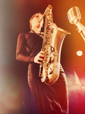 Saxophonistin auf einer Bühne als Symbol für die kontinuierliche Weiterentwicklung der WebJazz-Plattform