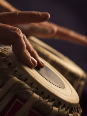 Musiker an einer Trommel als Symbol für direkten Austausch, kurze Wege und enge Zusammenarbeit